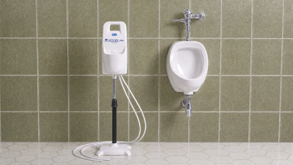 PIDDÈL-Pro-Beside-a-Traditional-Wall-Mounted-Urinal-49a22382-ad97-548f-a90a-8f043fab989a_1x PIDDEL Pro and tranditional urinal side-by-side